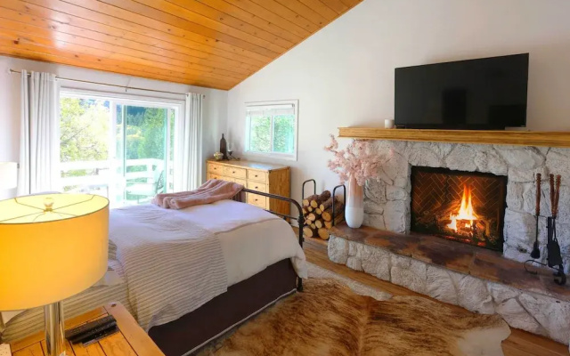 Picturesque Cabin: 2 Balconies, Walk to Lake!