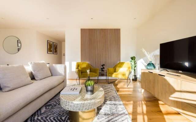 The Crystal Quarters - Modern Bright 2bdr Apartment