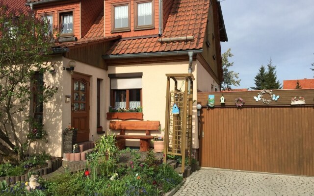 Quaint Apartment in Zella-mehlis With Garden