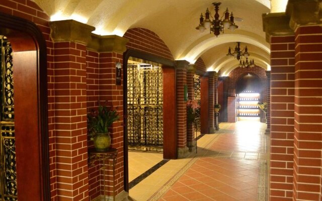 Junding Huayue Hotel