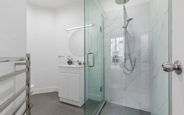 Zodiak Central 2 BR Apt Free Parking Gym