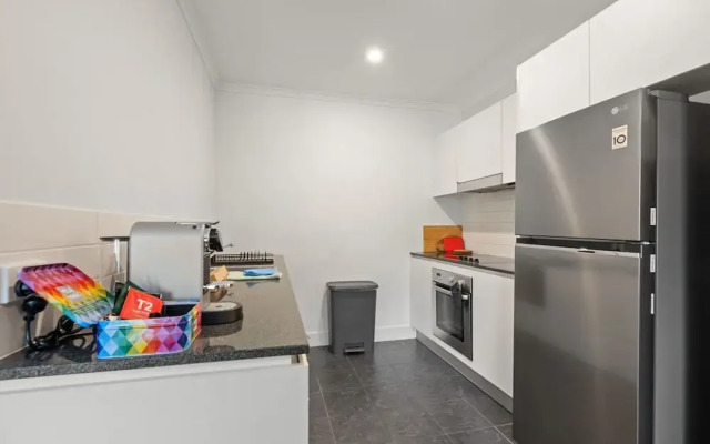 Stylish 1-bed Apartment With Balcony & Pool Access