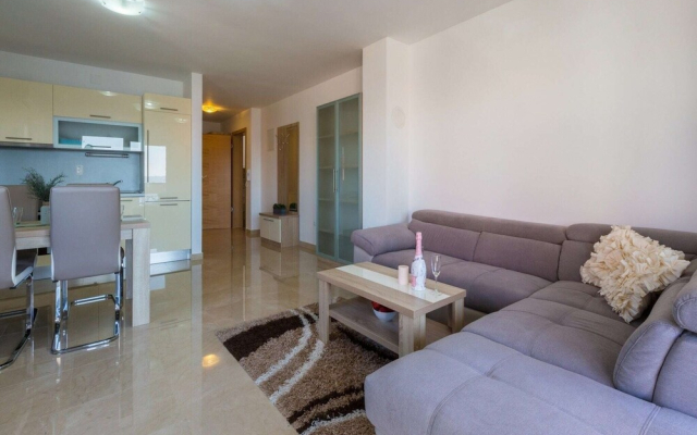 Adorable Apartment With Balcony & Swimming Pool