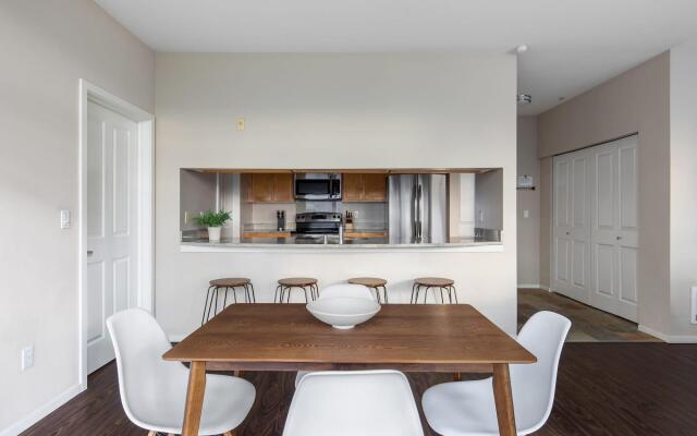 Bellevue Sophisticated 2BD 2BA Apartment