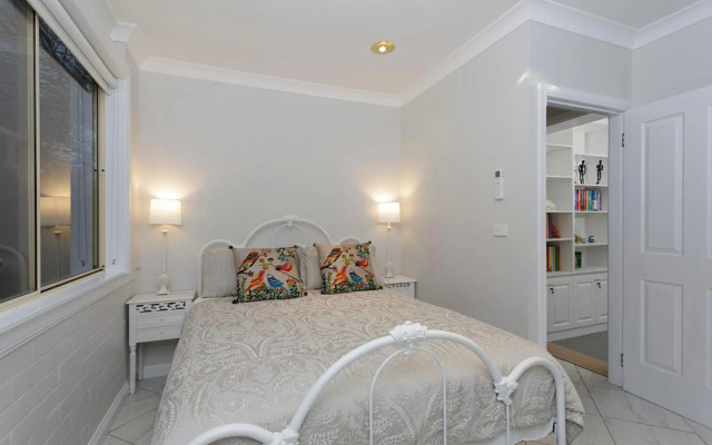 Rawson's Retreat - Five Bedroom Home - Walk CBD - Includes Breakfast