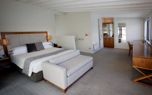 The Rees Hotel, Luxury Apartments & Lakeside Residences