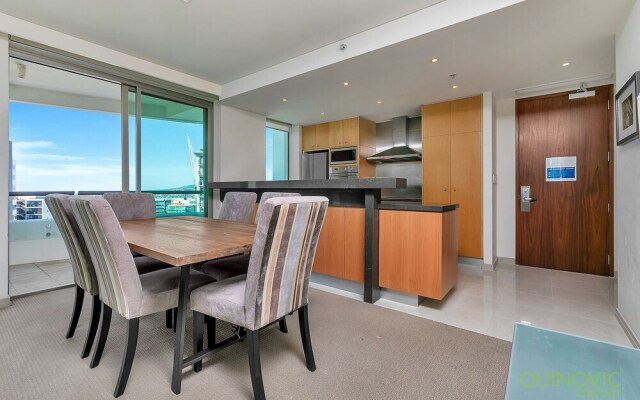 QV Central Upscale Apt in a Hotel (929)