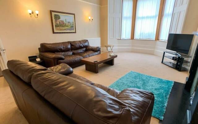 Large Glasgow South Family Home - Free Parking