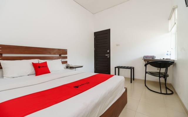 RedDoorz near Jembatan Siti Nurbaya Padang – Guest Rooms – Padang