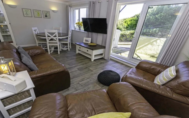 Clifton Court Apt 19 With Heated Pool
