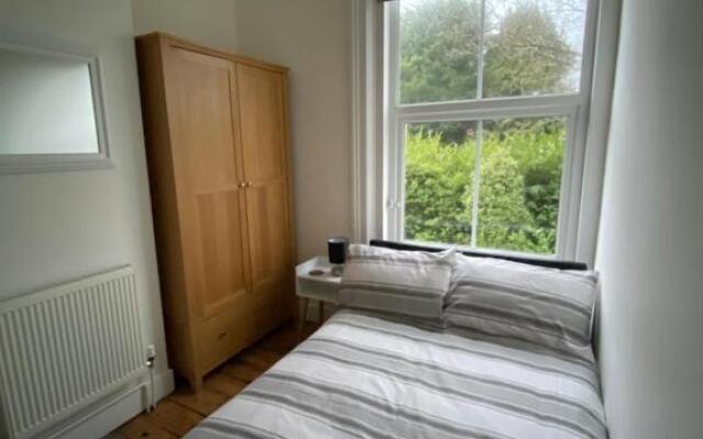 Lovely 2 Bedroom Flat Wifi Close to the beach