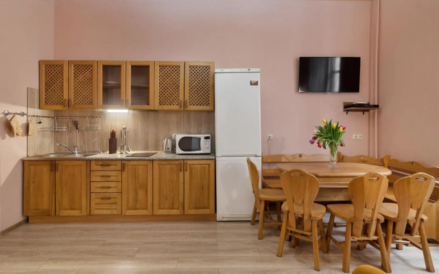 FRIENDS HOUSE on SQUARE RYNOK