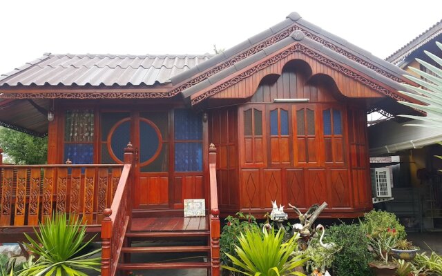 Ruenthai Rimnam Resort Suratthani