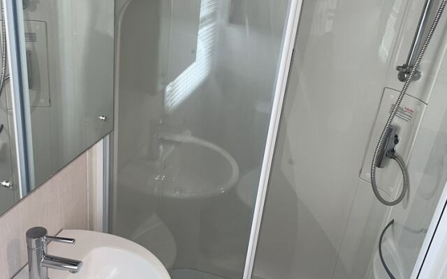 Homely 2 bed Chalet Tuxford