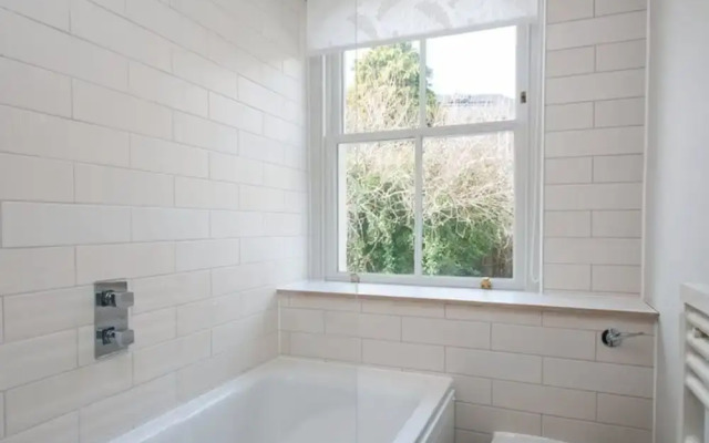 Central Quiet 2 Bedroom Townhouse With Office