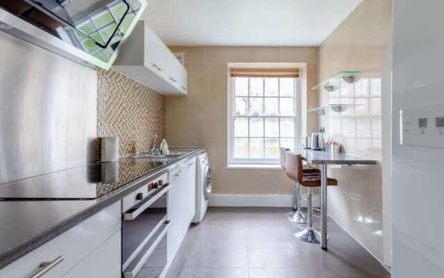 Inviting 2BD Flat 15 Minutes From Regents Park!