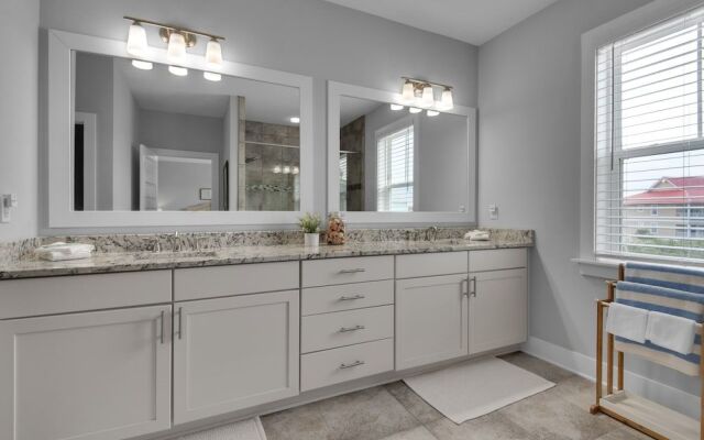 Southern Charm 4 Bedroom Home by RedAwning