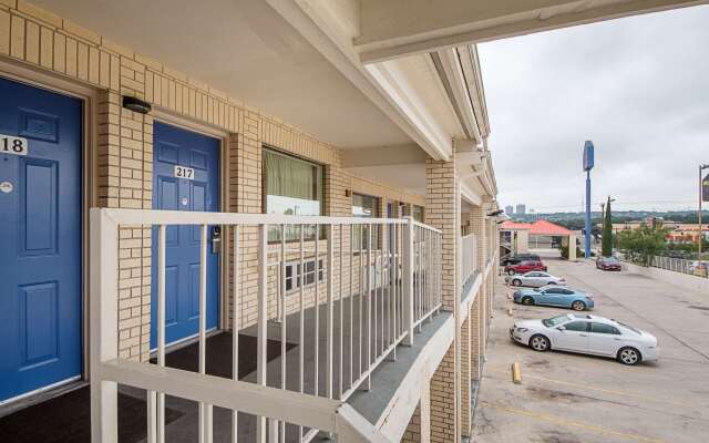 Motel 6 San Antonio, TX - Fiesta Trails