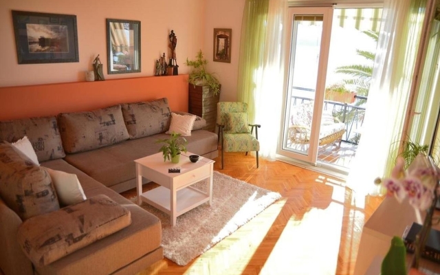 Apartment Nasta - 10 m from beach: A1 Omis, Riviera Omis