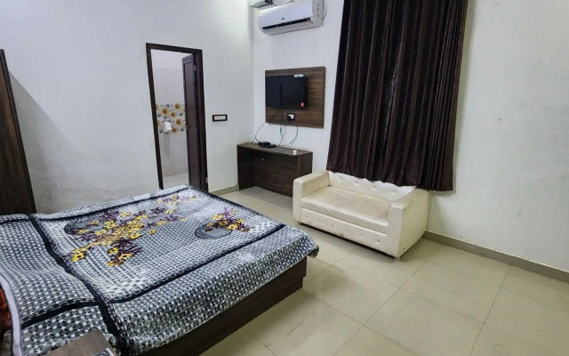 OYO 80681B City Palace