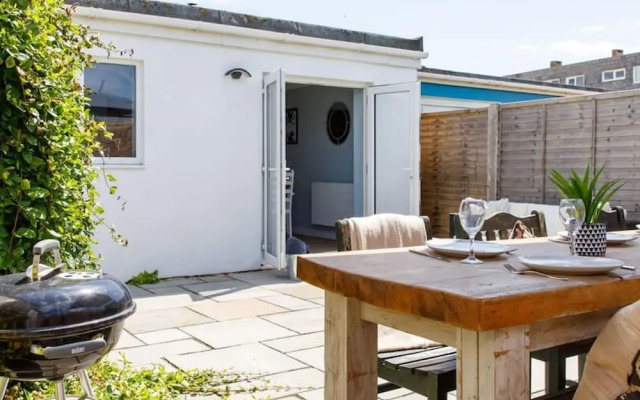 Charming Bolthole 400m to Beach