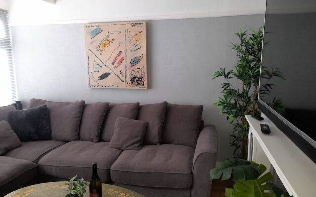 Bright 4-bed House 15 min to Manchester Centre