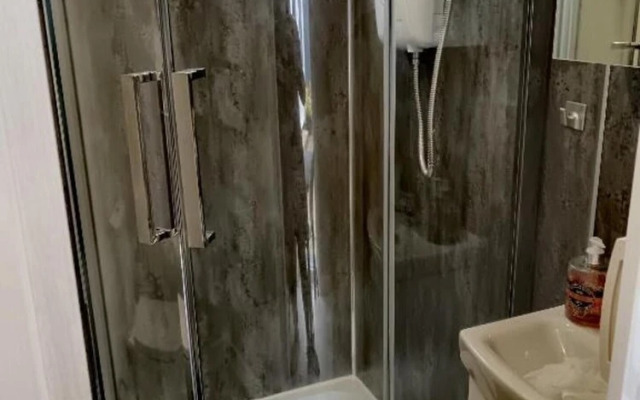 2-bedroom Guesthouse in Derby City, Parking, Wi-fi