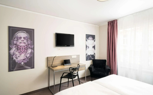 Elaya  Vienna City West