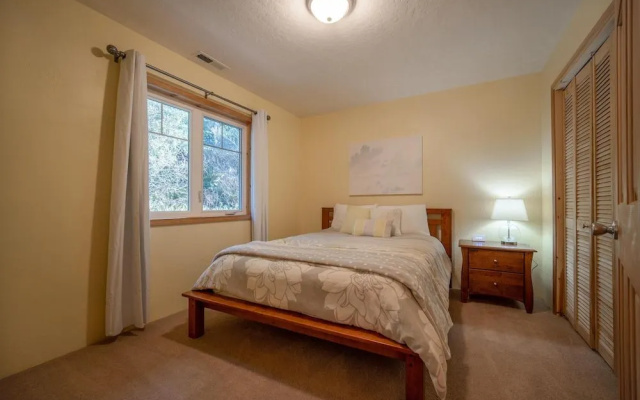 Stunning Bay and Ocean Views with Soaking Tub - Serene Coastal Escape
