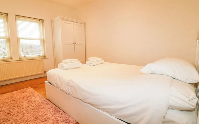 6 Fidlers Close