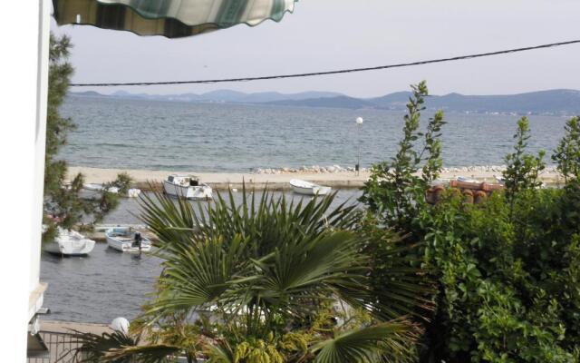 Apartment Sreca - 10m from the sea A1 Sukosan, Zadar riviera
