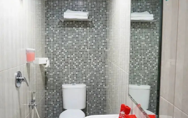 Zen Rooms Near Tunjungan Plaza(ZEN Rooms Gubernur Suryo)