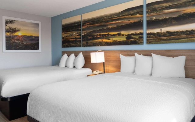 Days Inn by Wyndham Neenah
