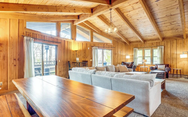 Treehouse-style Cabin, 1 Mi to Massanutten Resort