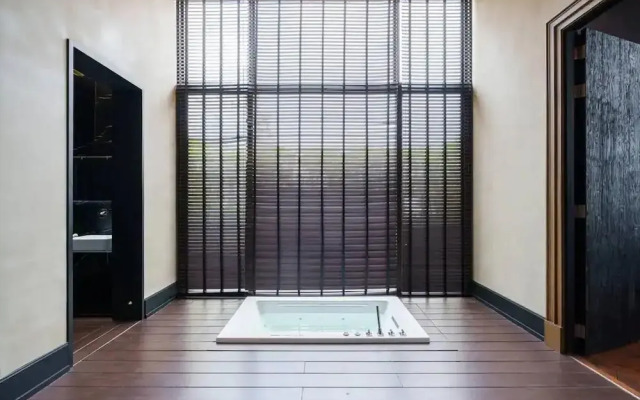 Luxury Pool Villa With Jacuzzi & Lift by Thonglor