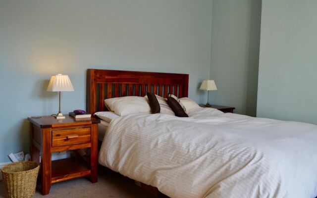 Charming 2 Bedroom House With Terrace