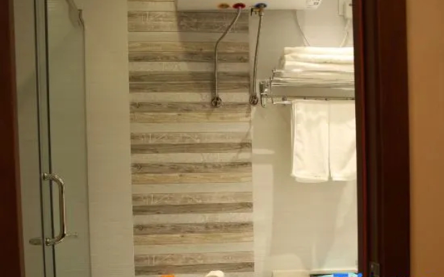 Xinyue Hotel (Mudanjianghuochebeizhanxinhualudian)