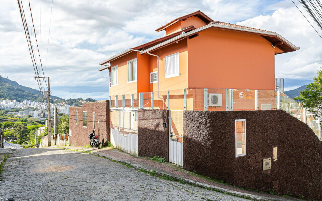 Apto agradável a 3 min da UFSC RAF004