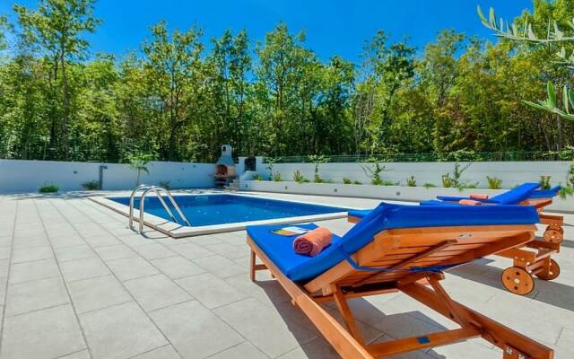 Gorgeous Villa in Belavici With Swimming Pool