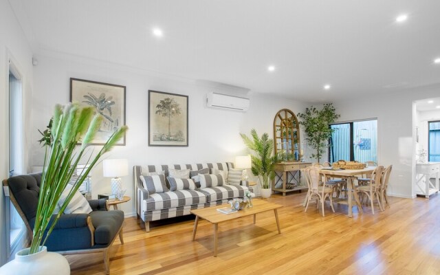AU.JOY 3 Bed Townhouse Burwood 3