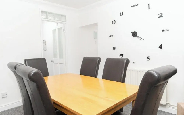 Family-friendly 3-bed House in Swansea