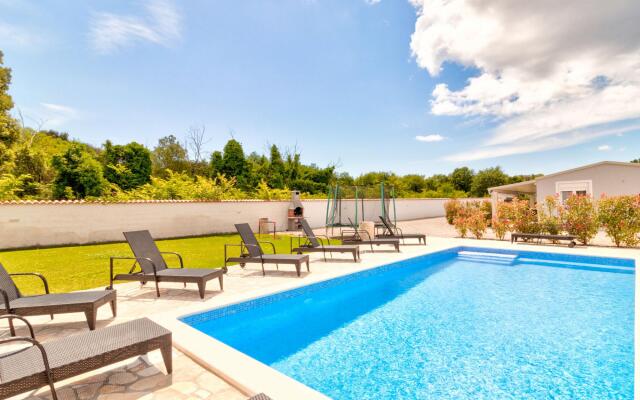 Cozy Holiday Home in Banjole near Pula City Center
