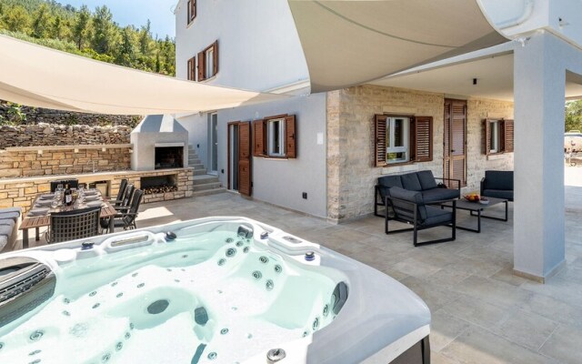 Amazing Home in Blato with Hot Tub, WiFi & 5 Bedrooms