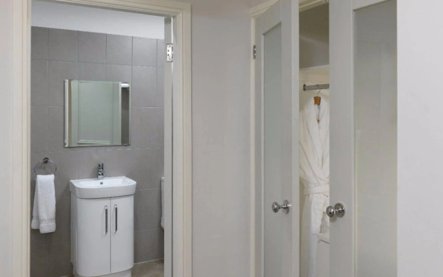 Paramount Apartments