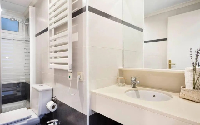 Central and Elegant 4 Bedroom by Placa Catalunya