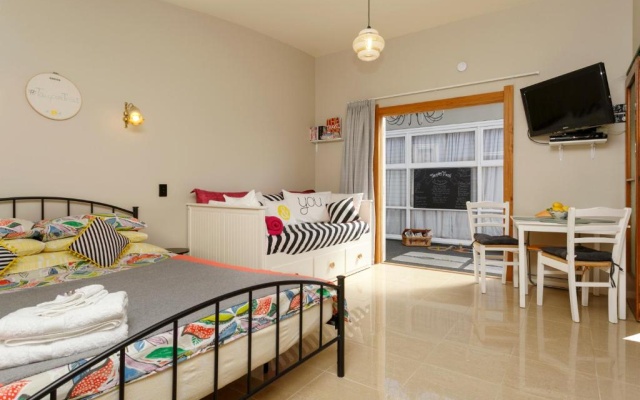 Studio Cottage - Walk to the Lake & Town – Guest Rooms – Taupo