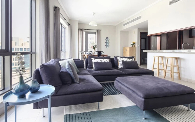 Light + Beautiful 1BR in Amazing Downtown Dubai!