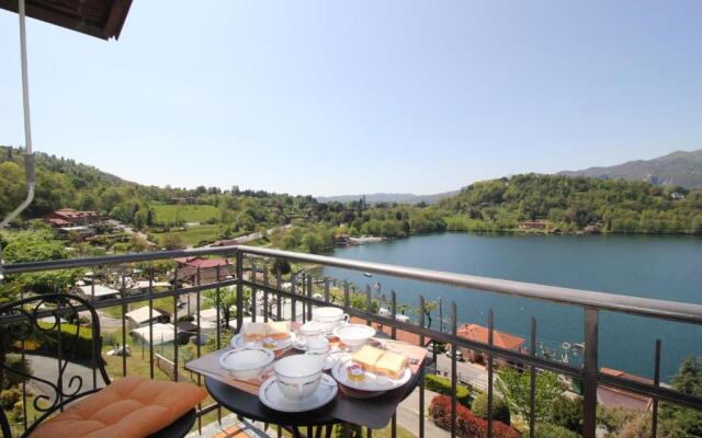 A Lovely Picture on the Lake