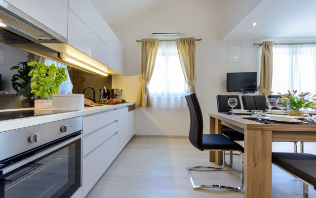 Holiday Home with Private heated Pool, Sea view & Basketball Court