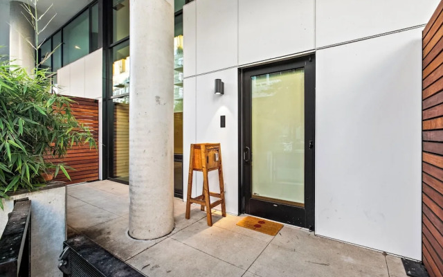 Posh Lofty Pad in Central Redmond